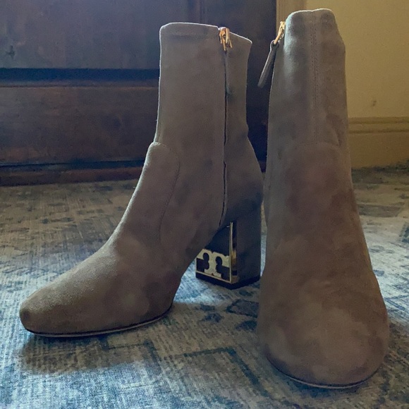 Light brown suede Tory Burch boots with low heel. Never worn dust bag included. - Picture 5 of 6